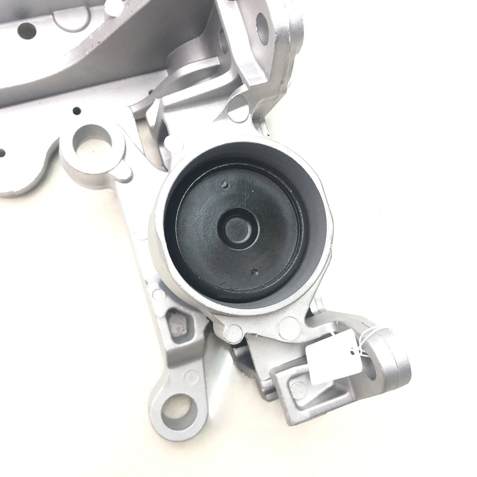 GZTY OEM بالجملة، قطع غيار سيارات عالية الجودة من المصنع، قاعدة لـ Nissan QASHQAI 11220-JE20A 11220-JD200 11220JE20A - الصورة 3